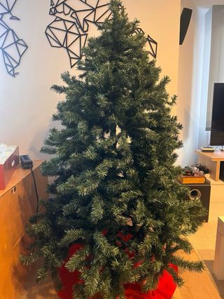 Árbol de Navidad Verde con Base Roja