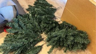 Árbol de Navidad Verde con Base Roja