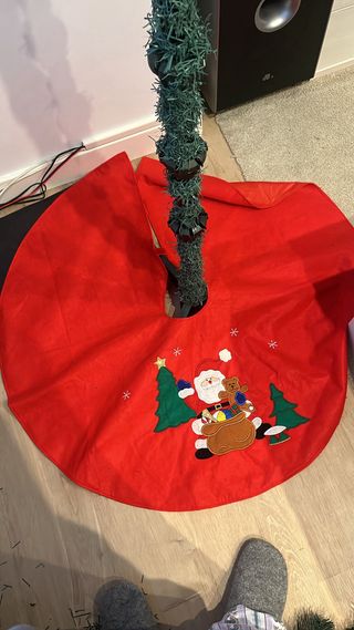 Árbol de Navidad Verde con Base Roja