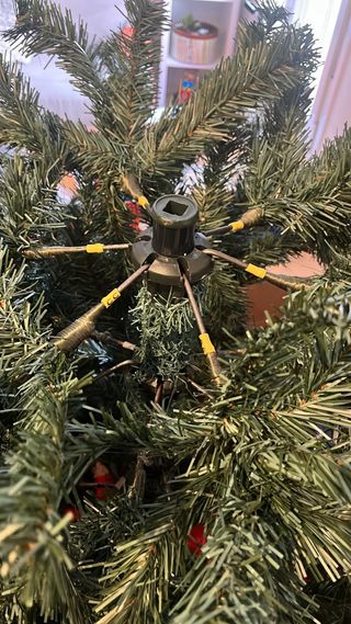 Árbol de Navidad Verde con Base Roja