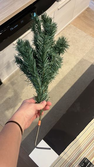 Árbol de Navidad Verde con Base Roja