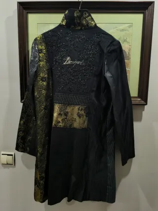 Abrigo Desigual Patchwork Negro y Dorado