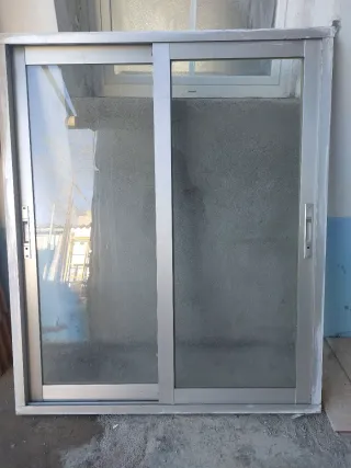 Ventana corredera de aluminio gris