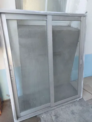 Ventana corredera de aluminio gris