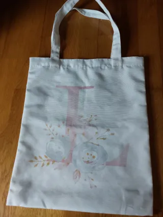 Bolsa de tela con letra L y flores
