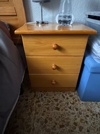 Mesita de noche de madera