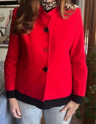 Chaqueta corta roja con botones cuello chimenea
