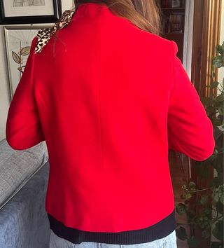 Chaqueta corta roja con botones cuello chimenea