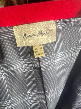 Chaqueta corta roja con botones cuello chimenea