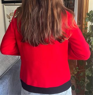 Chaqueta corta roja con botones cuello chimenea