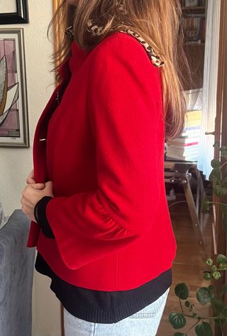 Chaqueta corta roja con botones cuello chimenea