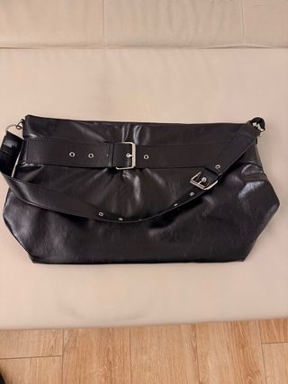 Bolso negro con cinturón y hebillas