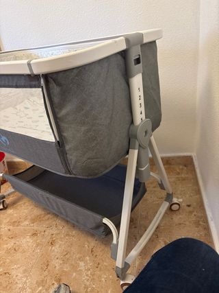 Minicuna gris con ruedas, se vende montada