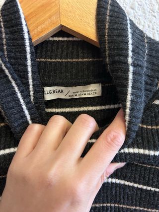 Jersey fino cuello alto negro con rayas