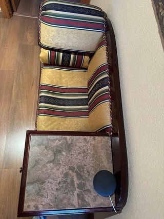 Sofá antiguo con mesa auxiliar