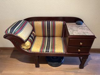 Sofá antiguo con mesa auxiliar