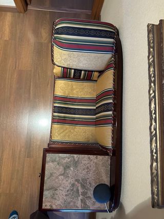 Sofá antiguo con mesa auxiliar