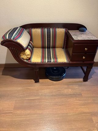 Sofá antiguo con mesa auxiliar