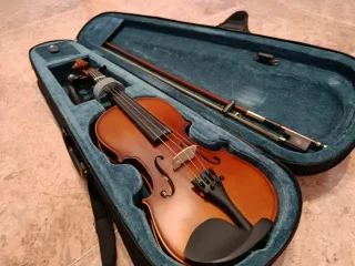 Violín 1/2 con funda y arco