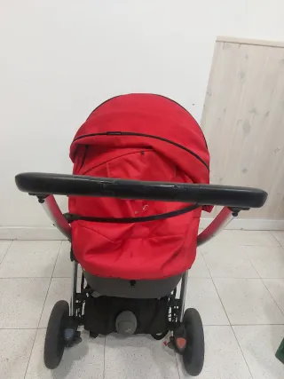 Carro de bebé rojo