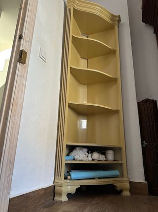 Mueble esquinero crema estanterías