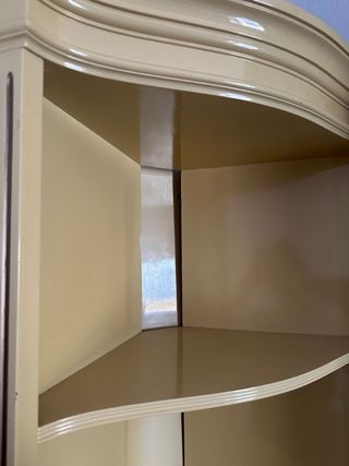 Mueble esquinero crema estanterías