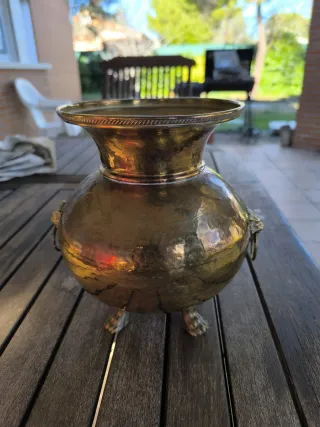 Centro de mesa florero latón patas león