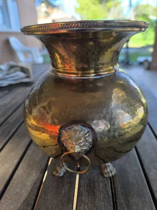 Centro de mesa florero latón patas león