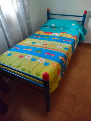Cama individual con colchón y edredón