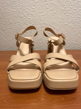 Sandalias de tacón beige 38