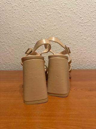 Sandalias de tacón beige 38