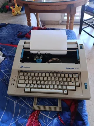 Máquina de escribir electrónica Adler Gabriela 100