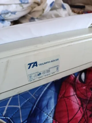 Máquina de escribir electrónica Adler Gabriela 100