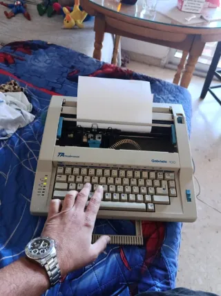 Máquina de escribir electrónica Adler Gabriela 100