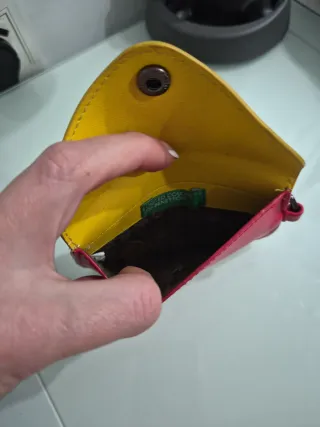 Tarjetero Benetton rojo y amarillo