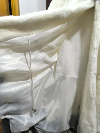 Abrigo piel sintética blanco y gris