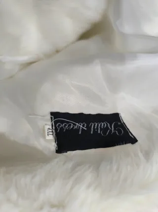 Abrigo piel sintética blanco y gris