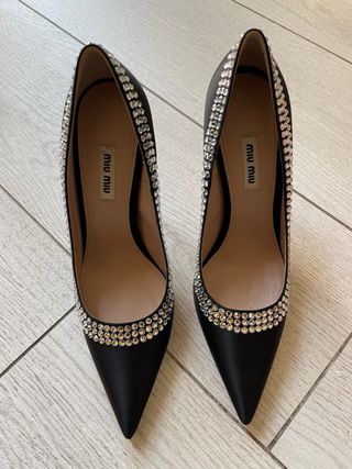 Décolleté Miu Miu raso nero con cristalli