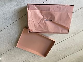 Décolleté Miu Miu raso nero con cristalli