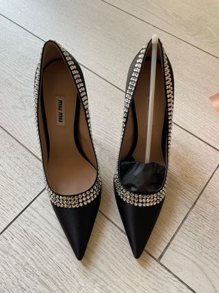 Décolleté Miu Miu raso nero con cristalli