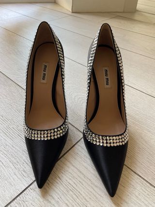 Décolleté Miu Miu raso nero con cristalli