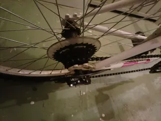 Bicicleta blanca con detalles rosas