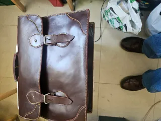 Cartera de cuero marrón nuevo