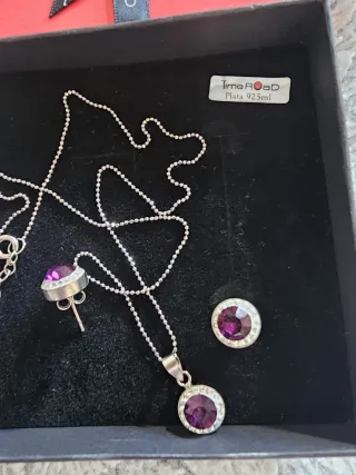 Conjunto Time Road Collar y Pendientes Morados