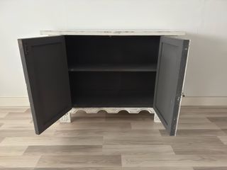 Mueble de madera blanco tallado