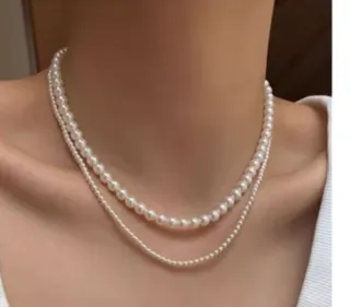 Conjunto Collar de perlas y bisutería dorada