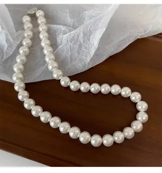 Conjunto Collar de perlas y bisutería dorada