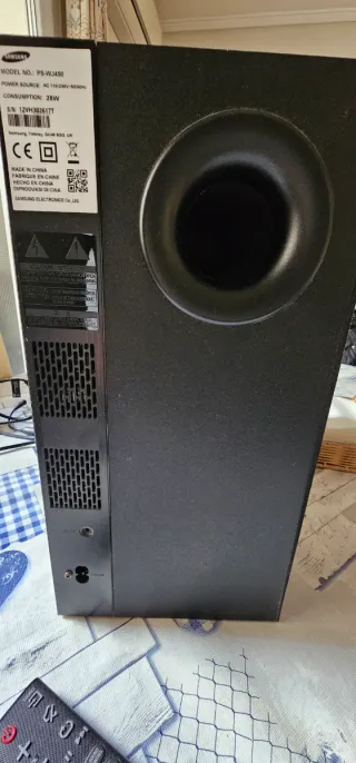 Barra de Sonido Samsung Negra. Con mando y cables