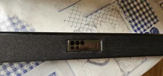 Barra de Sonido Samsung Negra. Con mando y cables