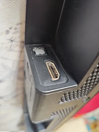 Barra de Sonido Samsung Negra. Con mando y cables